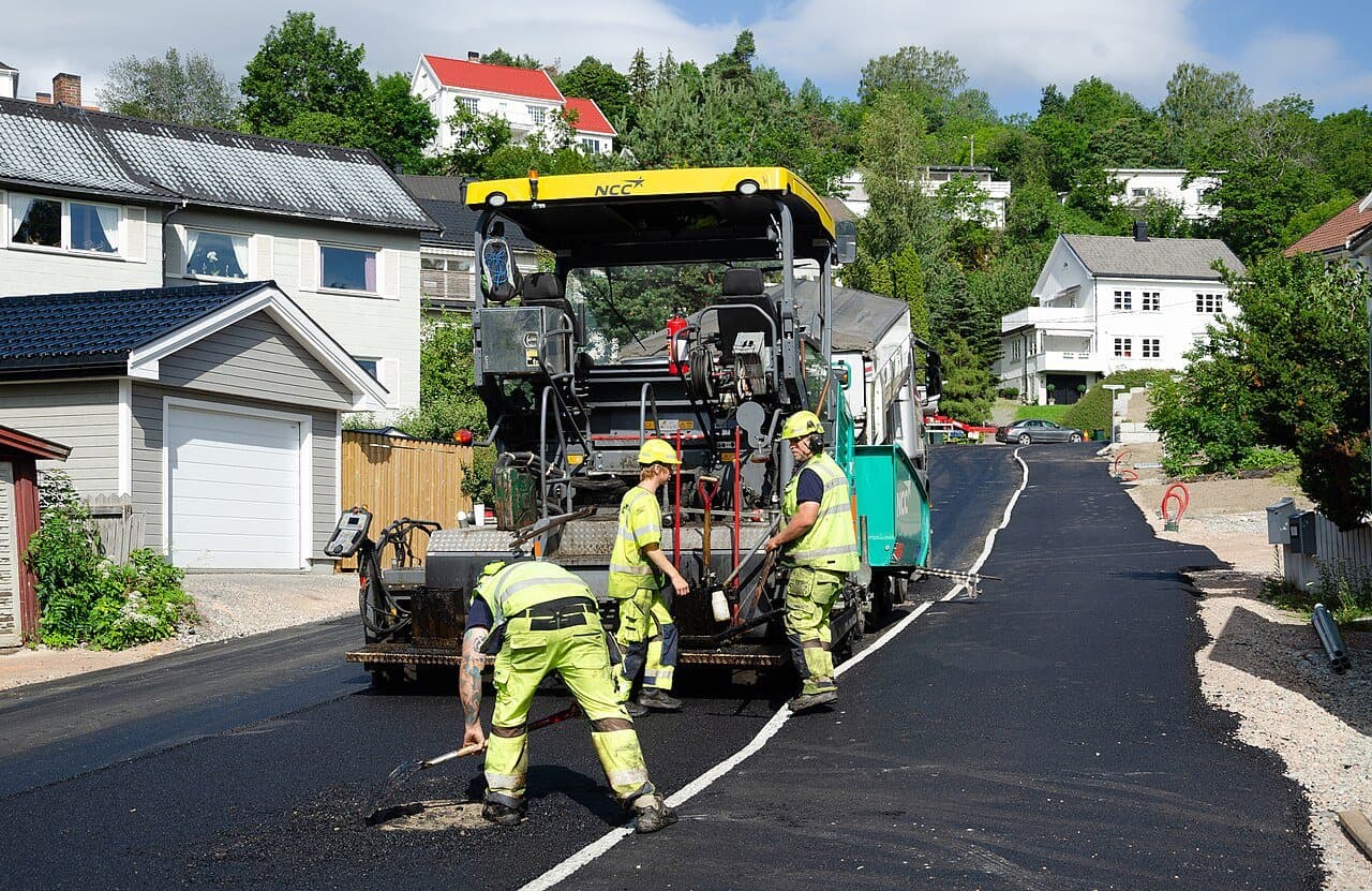 Asfaltarbeid på en norsk boligvei
